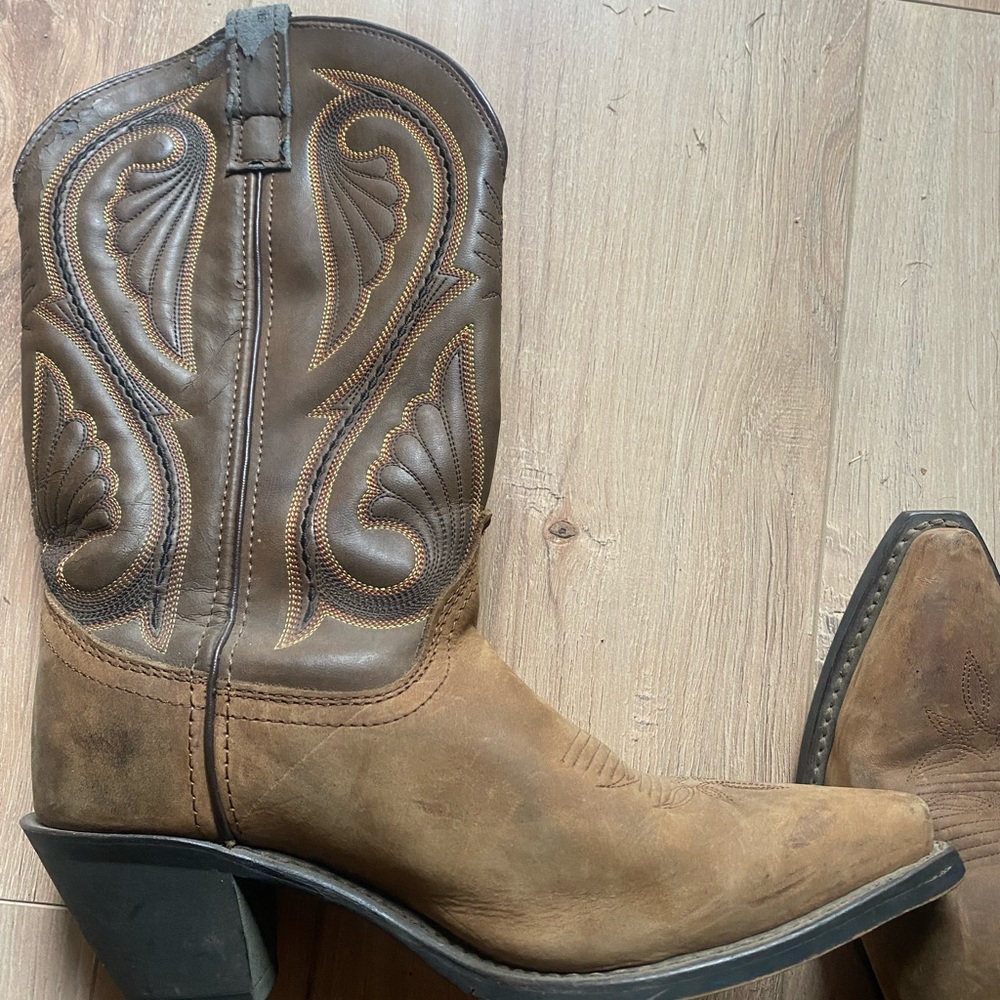 Laredo cowboy boots like new.